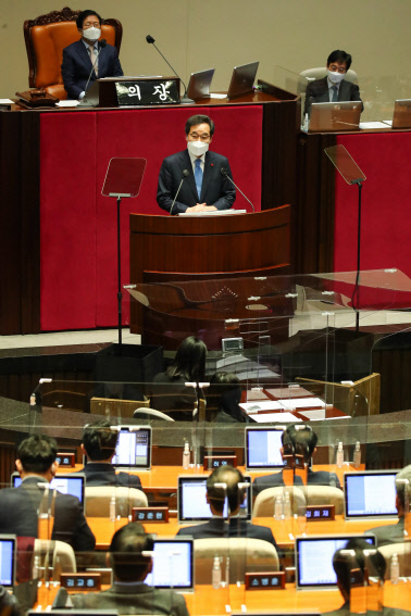 이낙연 민주당 대표가 2일 국회 본회의에서 교섭단체 대표연설을 하고 있다. 연합뉴스